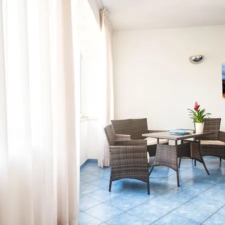 Antonella 3* ايسكيا